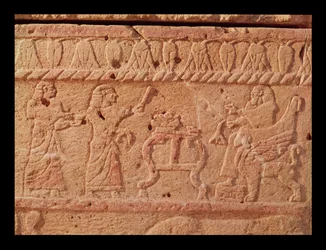 Relief représentant des serviteurs rendant hommage au roi, détail du sarcophage d